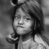 Petite fille enfant amerindienne. Equateur parc Yasuni. portrait.
