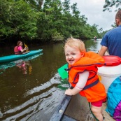 Bebe petite fille dans un canoe en Guyane avec sa maman dans un kayak. Expedition en foret tropicale amazonienne. Touque.