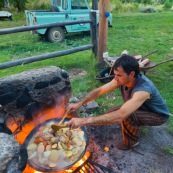 En Argentine, repas fait au feu de bois dans la montagne. Barbecue. Cuisine.