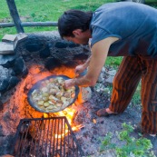 En Argentine, repas fait au feu de bois dans la montagne. Barbecue. Cuisine.