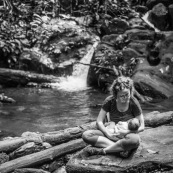Touristes. Femme et son bebe en train d'allaiter. Allaitement maternel. En foret tropicale amazonienne. Tourisme. Crique (riviere). Guyane.