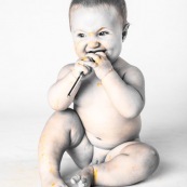Portrait de bebe en train de manger une mangue de Guyane.