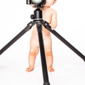 Portrait de bebe avec un appareil photo, en train de prendre des photos. Bebe photographe.