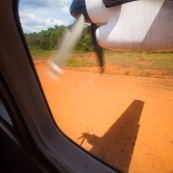 Arrivee a Saul en Guyane francaise. En avion, vue aerienne depuis l'avion. Piste d'atterissage au milieu de la foret tropicale (foret amazonienne). Liaison aerienne.
