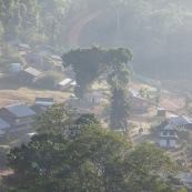 Saul au petit matin (lever du soleil) depuis le belvedere. Brume. Vue sur le village au coeur de la Guyane, en foret tropicale amazonienne.  Parc amazonien de Guyane.