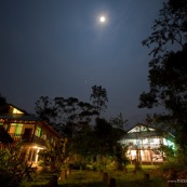 Station de recherche scientifique Yasuni, au sein du parc national Yasuni (Yasuni Research station). De nuit, avec la lune. Bassin amazonien en Equateur. La station dépend de la PUCE (Pontificia Universidad Catolica Del Ecuador).