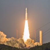 Décollage d'une fusée ariane 5 au centre spatial guyanais (CSG) à Kourou. Fusée venant de quitter son pas de tir. Guyane.