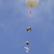 Décollage d'un ballon sonde du CNES a des fins educatives : projet de mesure de différents paramètres et largage d'un planeur en altitude.  Avec le lycée Damas de Rémire Montjoly, le CNES  et la société Chrysalis Engineering. Guyane. Educatif. Formation. Jeunes. Projet.