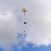 Décollage d'un ballon sonde du CNES a des fins educatives : projet de mesure de différents paramètres et largage d'un planeur en altitude.  Avec le lycée Damas de Rémire Montjoly, le CNES  et la société Chrysalis Engineering. Guyane. Educatif. Formation. Jeunes. Projet.