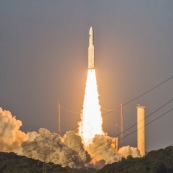 Décollage d'une fusée ariane 5 au centre spatial guyanais (CSG) à Kourou. Fusée venant de quitter son pas de tir. Guyane.