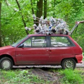 PiËges ‡ triton (bottle trapping) sur le toit d'une voiture, lors d'une sÈance de recensement des tritons. Les piËges sont constituÈs d'une bouteille d'eau, dont le goulot est retournÈ, le tout fixÈ ‡ un support en bambou. Protection des espËces, suivi des populations, dans le cadre d'un contrat Natura 2000. ModËle : Hubert Dupiczak