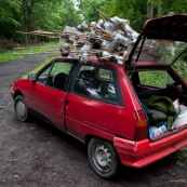 PiËges ‡ triton (bottle trapping) sur le toit d'une voiture, lors d'une sÈance de recensement des tritons. Les piËges sont constituÈs d'une bouteille d'eau, dont le goulot est retournÈ, le tout fixÈ ‡ un support en bambou.