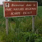 Panneau de signalisation pour l'entrÈe ‡ l'intÈrieur du parc naturel rÈgional Scarpe - Escaut, prÈsentant beaucoup de zones humides.
