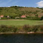 Coteaux de l'Aa en arriËre plan : surnommÈ Ègalement Mont du GÈant. L'Aa est au premier plan.