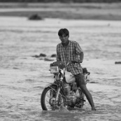 Traversée d"une rivière avec une mobylette en Bolivie.