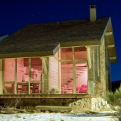 Chalet moderne et design contemporain dans la montagne dans les cévennes, mont AIgoual, de nuit. Chalet en bois et pierre.