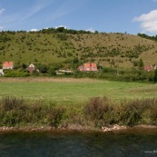 Coteaux de l'Aa en arriËre plan : surnommÈ Ègalement Mont du GÈant. L'Aa est au premier plan.