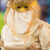 Carnaval de Guyane. Parade de Kourou 2017. Deguisement. Touloulou. Masques. Costumes. Marionnettes. Diables rouges. Noir marron. Neg marron. Balayeuses.