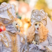 Carnaval de Guyane. Parade de Kourou 2017. Deguisement. Touloulou. Masques. Costumes. Marionnettes. Diables rouges. Noir marron. Neg marron. Balayeuses.
