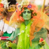 Carnaval de Guyane. Parade de Kourou 2017. Deguisement. Touloulou. Masques. Costumes. Marionnettes. Diables rouges. Noir marron. Neg marron. Balayeuses.