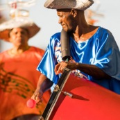 Carnaval de Guyane. Parade de Kourou 2017. Deguisement. Touloulou. Masques. Costumes. Marionnettes. Diables rouges. Noir marron. Neg marron. Balayeuses.