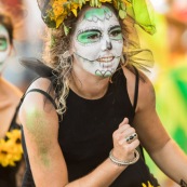 Carnaval de Guyane. Parade de Kourou 2017. Deguisement. Touloulou. Masques. Costumes. Marionnettes. Diables rouges. Noir marron. Neg marron. Balayeuses.