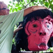 Carnaval en Guyane. Petite séance photos avant la parade du littoral de Kourou, dans les coulisses de la troupe Siliko qui prépare activement ce carnaval 2016. Chaque semaine, ils construisent de nouveaux costumes.  Les petites mains s’activent de tous les cotés pour la fabrication d’immenses marionnettes sur le thèmes des animaux. Mouton paresseux, Iguane, Jaguar, Caniche, Zébu…