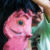 Carnaval en Guyane. Petite séance photos avant la parade du littoral de Kourou, dans les coulisses de la troupe Siliko qui prépare activement ce carnaval 2016. Chaque semaine, ils construisent de nouveaux costumes.  Les petites mains s’activent de tous les cotés pour la fabrication d’immenses marionnettes sur le thèmes des animaux. Mouton paresseux, Iguane, Jaguar, Caniche, Zébu…