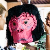 Carnaval en Guyane. Petite séance photos avant la parade du littoral de Kourou, dans les coulisses de la troupe Siliko qui prépare activement ce carnaval 2016. Chaque semaine, ils construisent de nouveaux costumes.  Les petites mains s’activent de tous les cotés pour la fabrication d’immenses marionnettes sur le thèmes des animaux. Mouton paresseux, Iguane, Jaguar, Caniche, Zébu…