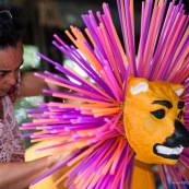 Carnaval en Guyane. Petite séance photos avant la parade du littoral de Kourou, dans les coulisses de la troupe Siliko qui prépare activement ce carnaval 2016. Chaque semaine, ils construisent de nouveaux costumes.  Les petites mains s’activent de tous les cotés pour la fabrication d’immenses marionnettes sur le thèmes des animaux. Mouton paresseux, Iguane, Jaguar, Caniche, Zébu…