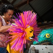 Carnaval en Guyane. Petite séance photos avant la parade du littoral de Kourou, dans les coulisses de la troupe Siliko qui prépare activement ce carnaval 2016. Chaque semaine, ils construisent de nouveaux costumes.  Les petites mains s’activent de tous les cotés pour la fabrication d’immenses marionnettes sur le thèmes des animaux. Mouton paresseux, Iguane, Jaguar, Caniche, Zébu…