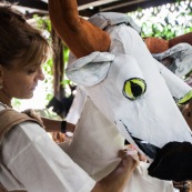 Carnaval en Guyane. Petite séance photos avant la parade du littoral de Kourou, dans les coulisses de la troupe Siliko qui prépare activement ce carnaval 2016. Chaque semaine, ils construisent de nouveaux costumes.  Les petites mains s’activent de tous les cotés pour la fabrication d’immenses marionnettes sur le thèmes des animaux. Mouton paresseux, Iguane, Jaguar, Caniche, Zébu…