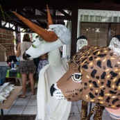 Carnaval en Guyane. Petite séance photos avant la parade du littoral de Kourou, dans les coulisses de la troupe Siliko qui prépare activement ce carnaval 2016. Chaque semaine, ils construisent de nouveaux costumes.  Les petites mains s’activent de tous les cotés pour la fabrication d’immenses marionnettes sur le thèmes des animaux. Mouton paresseux, Iguane, Jaguar, Caniche, Zébu…