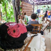 Carnaval en Guyane. Petite séance photos avant la parade du littoral de Kourou, dans les coulisses de la troupe Siliko qui prépare activement ce carnaval 2016. Chaque semaine, ils construisent de nouveaux costumes.  Les petites mains s’activent de tous les cotés pour la fabrication d’immenses marionnettes sur le thèmes des animaux. Mouton paresseux, Iguane, Jaguar, Caniche, Zébu…