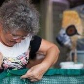 Carnaval en Guyane. Petite séance photos avant la parade du littoral de Kourou, dans les coulisses de la troupe Siliko qui prépare activement ce carnaval 2016. Chaque semaine, ils construisent de nouveaux costumes.  Les petites mains s’activent de tous les cotés pour la fabrication d’immenses marionnettes sur le thèmes des animaux. Mouton paresseux, Iguane, Jaguar, Caniche, Zébu…