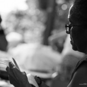 Carnaval en Guyane. Petite séance photos avant la parade du littoral de Kourou, dans les coulisses de la troupe Siliko qui prépare activement ce carnaval 2016. Chaque semaine, ils construisent de nouveaux costumes.  Les petites mains s’activent de tous les cotés pour la fabrication d’immenses marionnettes sur le thèmes des animaux. Mouton paresseux, Iguane, Jaguar, Caniche, Zébu…