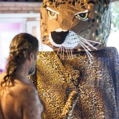 Carnaval en Guyane. Petite séance photos avant la parade du littoral de Kourou, dans les coulisses de la troupe Siliko qui prépare activement ce carnaval 2016. Chaque semaine, ils construisent de nouveaux costumes.  Les petites mains s’activent de tous les cotés pour la fabrication d’immenses marionnettes sur le thèmes des animaux. Mouton paresseux, Iguane, Jaguar, Caniche, Zébu…