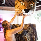 Carnaval en Guyane. Petite séance photos avant la parade du littoral de Kourou, dans les coulisses de la troupe Siliko qui prépare activement ce carnaval 2016. Chaque semaine, ils construisent de nouveaux costumes.  Les petites mains s’activent de tous les cotés pour la fabrication d’immenses marionnettes sur le thèmes des animaux. Mouton paresseux, Iguane, Jaguar, Caniche, Zébu…