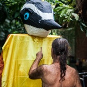 Carnaval en Guyane. Petite séance photos avant la parade du littoral de Kourou, dans les coulisses de la troupe Siliko qui prépare activement ce carnaval 2016. Chaque semaine, ils construisent de nouveaux costumes.  Les petites mains s’activent de tous les cotés pour la fabrication d’immenses marionnettes sur le thèmes des animaux. Mouton paresseux, Iguane, Jaguar, Caniche, Zébu…