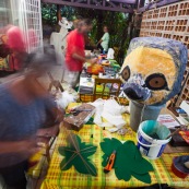 Carnaval en Guyane. Petite séance photos avant la parade du littoral de Kourou, dans les coulisses de la troupe Siliko qui prépare activement ce carnaval 2016. Chaque semaine, ils construisent de nouveaux costumes.  Les petites mains s’activent de tous les cotés pour la fabrication d’immenses marionnettes sur le thèmes des animaux. Mouton paresseux, Iguane, Jaguar, Caniche, Zébu…