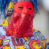 Carnaval de Guyane. Parade du littoral à Kourou. Deguisement. Touloulou. Masques. Costumes. Marionnettes. Diables rouges. Noir marron. Neg marron. Balayseuses.