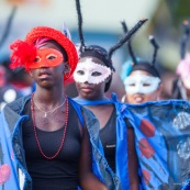 Carnaval de Guyane. Parade du littoral à Kourou. Deguisement. Touloulou. Masques. Costumes. Marionnettes. Diables rouges. Noir marron. Neg marron. Balayseuses.