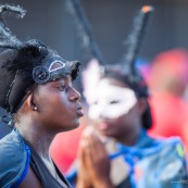 Carnaval de Guyane. Parade du littoral à Kourou. Deguisement. Touloulou. Masques. Costumes. Marionnettes. Diables rouges. Noir marron. Neg marron. Balayseuses.