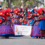 Carnaval de Guyane. Parade du littoral à Kourou. Deguisement. Touloulou. Masques. Costumes. Marionnettes. Diables rouges. Noir marron. Neg marron. Balayseuses.