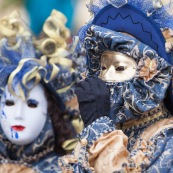 Carnaval de Guyane. Parade du littoral à Kourou. Deguisement. Touloulou. Masques. Costumes. Marionnettes. Diables rouges. Noir marron. Neg marron. Balayseuses.