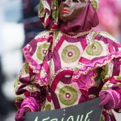 Carnaval de Guyane. Parade du littoral à Kourou. Deguisement. Touloulou. Masques. Costumes. Marionnettes. Diables rouges. Noir marron. Neg marron. Balayseuses.