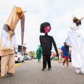 Carnaval de Guyane. Parade du littoral à Kourou. Deguisement. Touloulou. Masques. Costumes. Marionnettes. Diables rouges. Noir marron. Neg marron. Balayseuses.