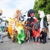 Carnaval de Guyane. Parade du littoral à Kourou. Deguisement. Touloulou. Masques. Costumes. Marionnettes. Diables rouges. Noir marron. Neg marron. Balayseuses.