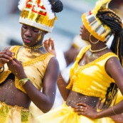 Carnaval de Guyane. Parade du littoral à Kourou. Deguisement. Touloulou. Masques. Costumes. Marionnettes. Diables rouges. Noir marron. Neg marron. Balayseuses.