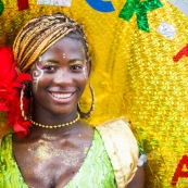 Carnaval de Guyane. Parade du littoral à Kourou. Deguisement. Touloulou. Masques. Costumes. Marionnettes. Diables rouges. Noir marron. Neg marron. Balayseuses.